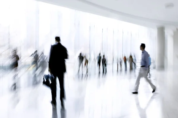 Grupo de personas en el centro de negocios vestíbulo — Foto de Stock