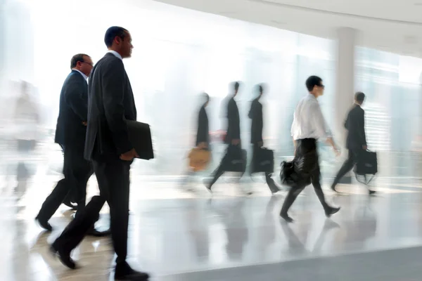 Grupo de pessoas no lobby business center — Fotografia de Stock