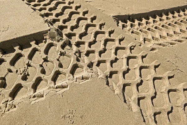 Faixas de pneus em uma praia — Fotografia de Stock