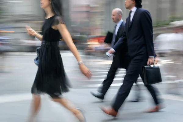 Movimento sfocato uomini d'affari che camminano per strada — Foto Stock