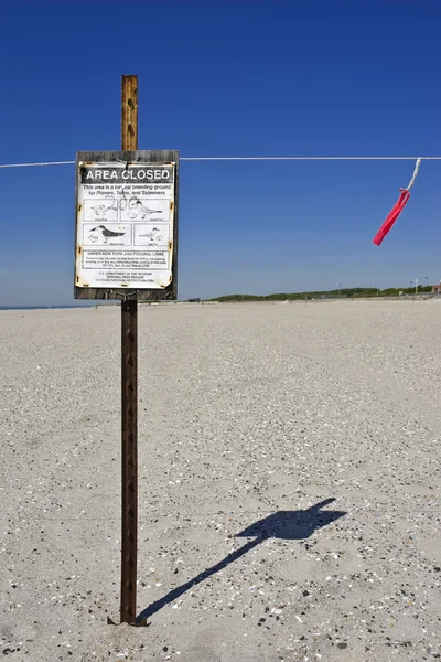 Warning sign on the beach — Stock Photo, Image