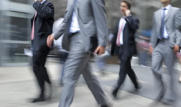 Beweging wazig mensen uit het bedrijfsleven lopen op de straat — Stockfoto