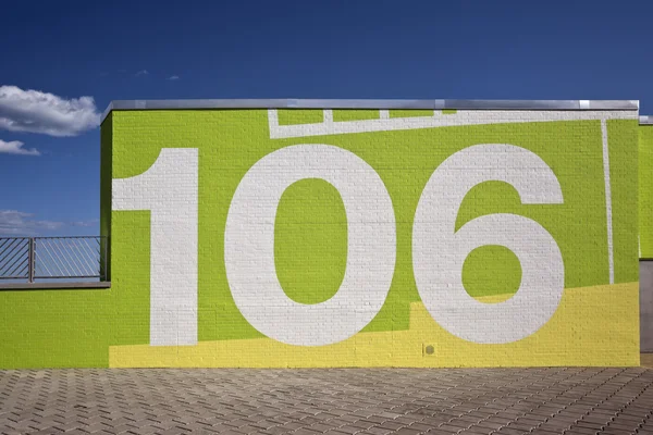 Brick wall with 106 number — Stock Photo, Image