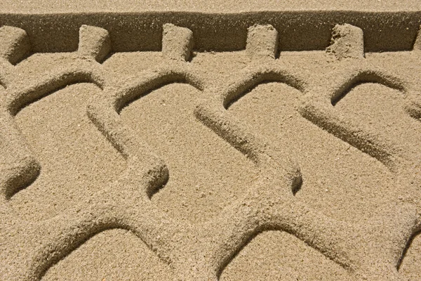 Urme de anvelope pe o plajă — Fotografie, imagine de stoc