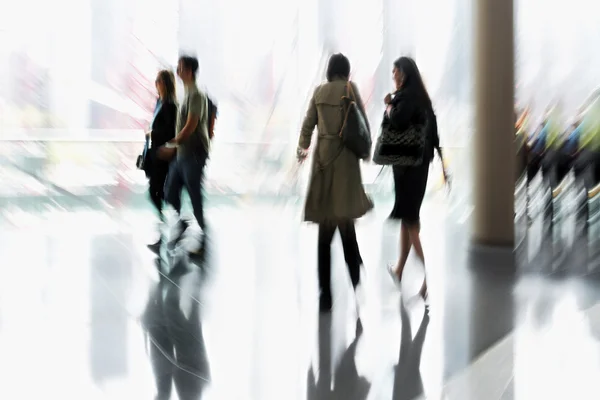 Groupe de personnes dans le lobby centre d'affaires — Photo