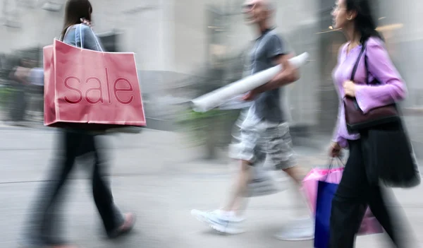 Pessoas que fazem compras na cidade — Fotografia de Stock