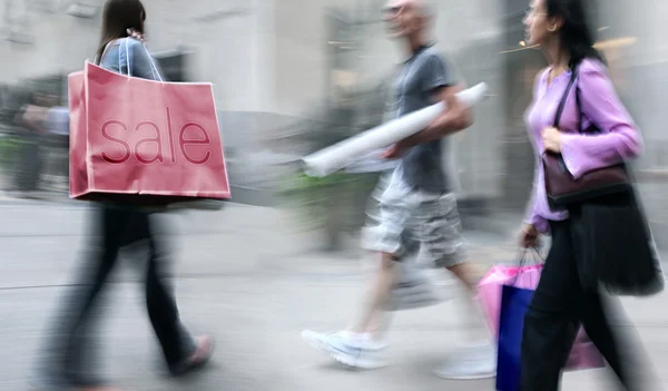 Menschen kaufen in der Stadt ein — Stockfoto