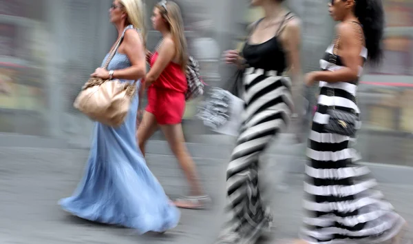 Pessoas que fazem compras na cidade — Fotografia de Stock