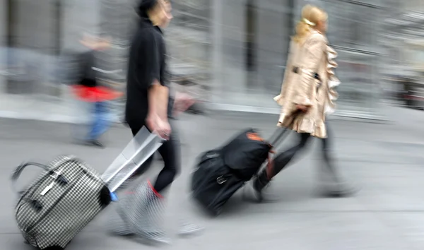 Pohyb rozmazané podnikání lidí, kteří jdou na ulici — Stock fotografie