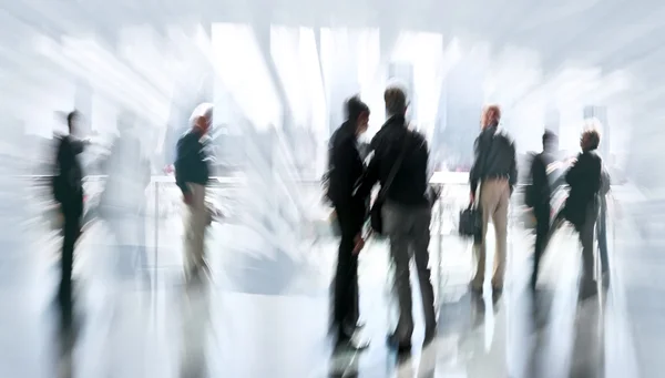 Grupo de personas en el centro de negocios vestíbulo — Foto de Stock