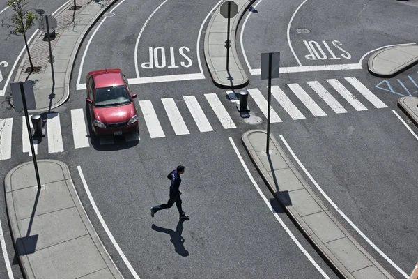 Автомобиль едет на пешеходном переходе — стоковое фото