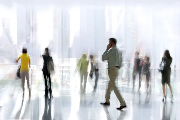 Grupo de personas en el centro de negocios vestíbulo — Foto de Stock