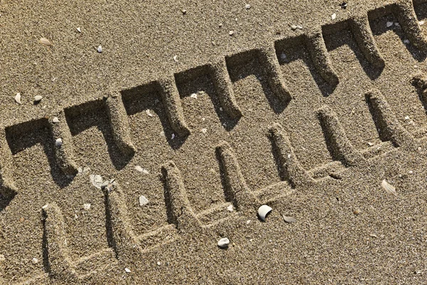 Urme de anvelope pe o plajă — Fotografie, imagine de stoc