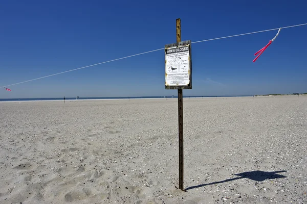 Warning sign on the beach — Stock Photo, Image