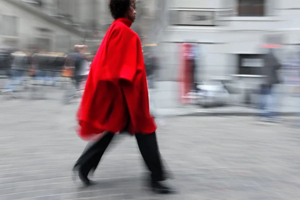 Motion blurred business people walking on the street — Stock Photo, Image