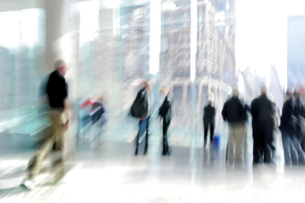 Grupo de personas en el centro de negocios vestíbulo — Foto de Stock