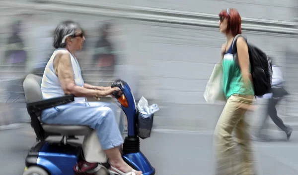 Osób niepełnosprawnych na ulicy miasta — Zdjęcie stockowe