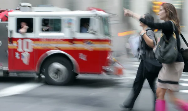 Bombeiros e bombeiros brigada na cidade — Fotografia de Stock