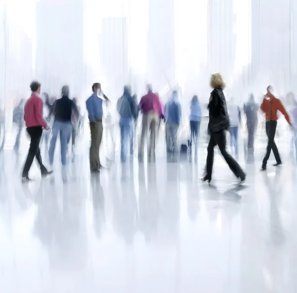 Groupe de personnes dans le lobby centre d'affaires — Photo