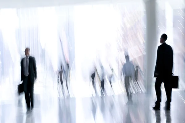 Grupp människor i lobbyn businesscenter — Stockfoto