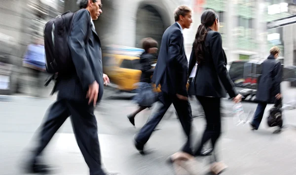 Biznesmeni spacerujący po ulicy — Zdjęcie stockowe