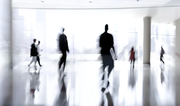 Grupo de pessoas no lobby business center — Fotografia de Stock