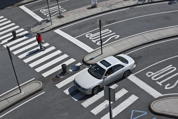 Car rides at a crosswalk — Stock Photo, Image