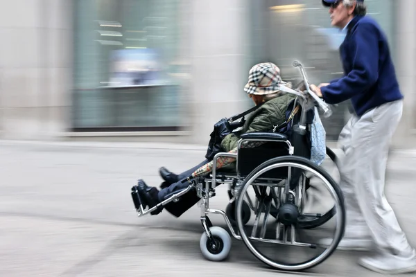 Handicapés dans une rue de la ville — Photo