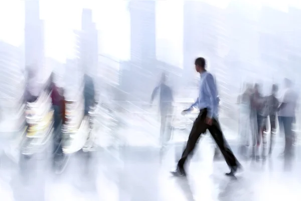 Grupo de personas en el centro de negocios vestíbulo — Foto de Stock