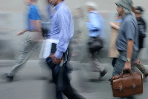 Pohyb rozmazané podnikání lidí, kteří jdou na ulici — Stock fotografie