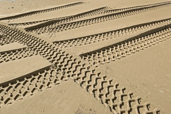 Band tracks op een strand — Stockfoto