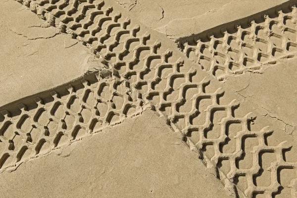 Huellas de neumáticos en una playa —  Fotos de Stock