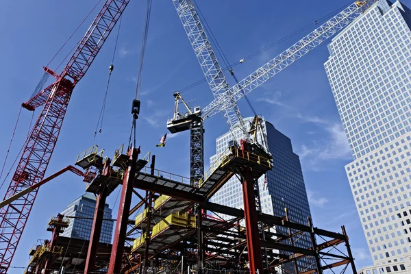 Grues industrielles et bâtiments — Photo