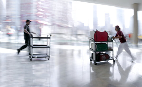 группа людей в бизнес-центре лобби
