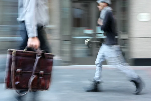 Pohyb rozmazané podnikání lidí, kteří jdou na ulici — Stock fotografie