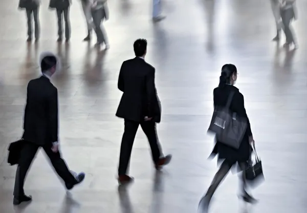 Grupp människor i lobbyn businesscenter — Stockfoto