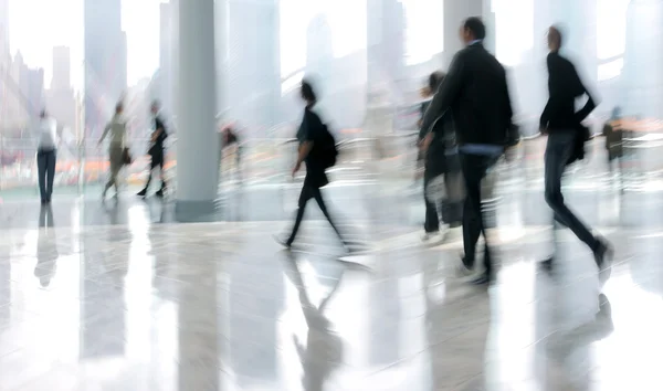 Grupo de pessoas no lobby business center — Fotografia de Stock