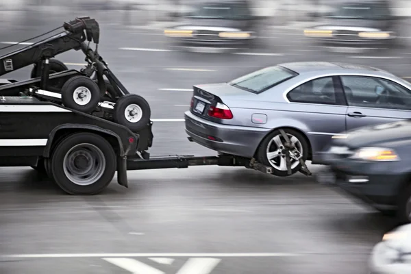 Bärgningsbil levererar skadade fordonet — Stockfoto