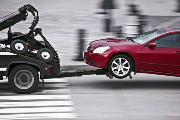 Abschleppwagen bringt das beschädigte Fahrzeug — Stockfoto