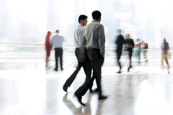 Grupo de pessoas no lobby business center — Fotografia de Stock