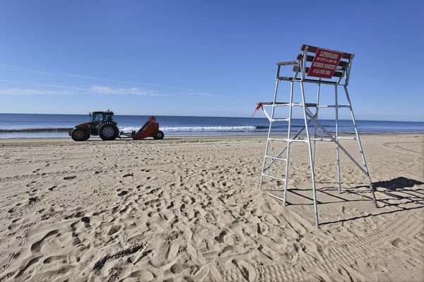 Lifeguard post and tractor — Stock Photo, Image