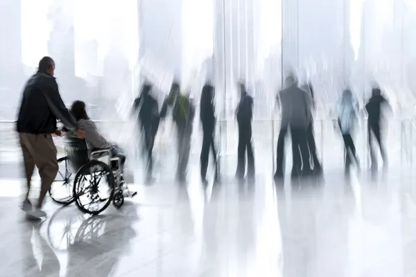 Grupos y personas con discapacidad en el centro de negocios del vestíbulo —  Fotos de Stock