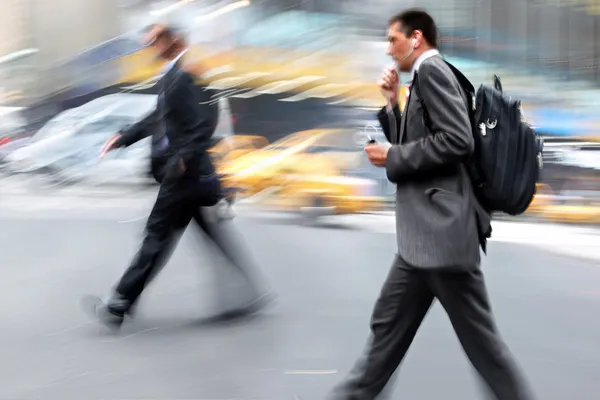 Motion floue les gens d'affaires marchant dans la rue — Photo