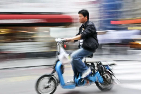 도시에서 자전거와 함께 배송 — 스톡 사진