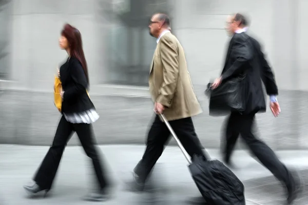 Movimento sfocato uomini d'affari che camminano per strada — Foto Stock