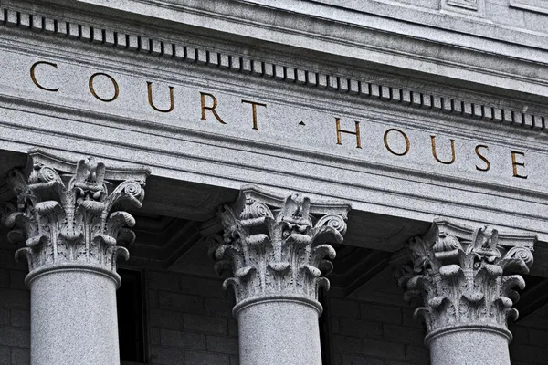 Inscription on the courthouse — Stock Photo, Image