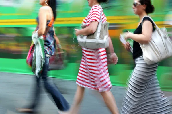 Pessoas que fazem compras na cidade — Fotografia de Stock