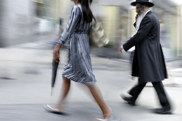 Movimento sfocato uomini d'affari che camminano per strada — Foto Stock