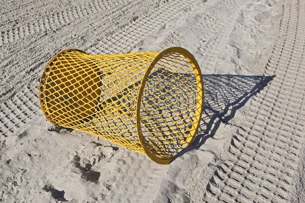 Yellow bin on the beach — Stock Photo, Image