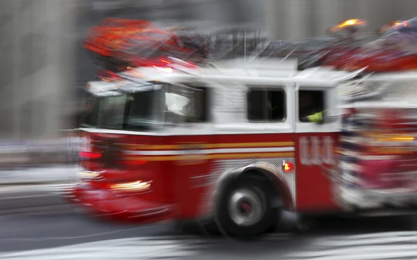 市内でトラックや消防士消防 — ストック写真